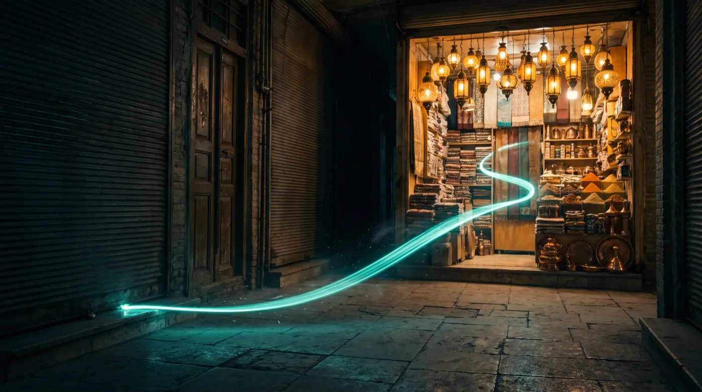کوچه بازار در شب؛ یک مغازه با کرکره بسته و روبه‌رویش دکه‌ای روشن و پر از کالا
